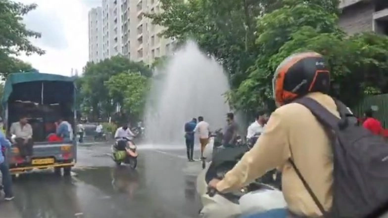 Pune Pipeline Burst: Traffic Disrupted As Major Water Leak Near Goyal Ganga Society Floods Sinhagad Road in Maharashtra, Video Surfaces