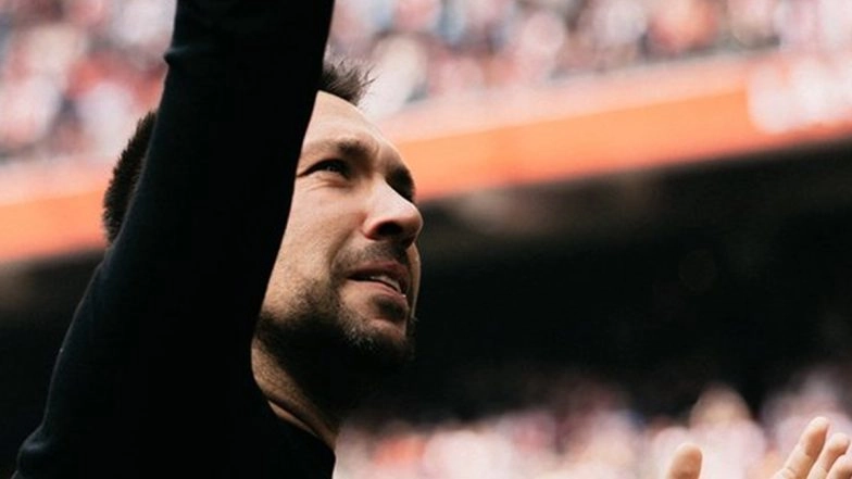 Head Coach Francesco Farioli in Tears as He Leaves Ajax After Historic Eredivisie 2024&ndash;25 Title Collapse (Watch Video)