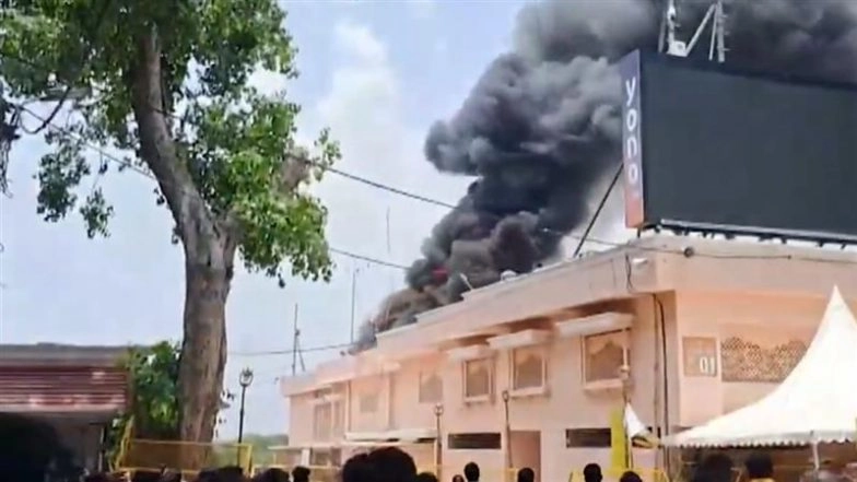 Mahakal Temple Fire: ‘Darshan’ Temporarily Halted As Blaze Erupts in Device of Pollution Control Board at Facility Centre (Watch Video)