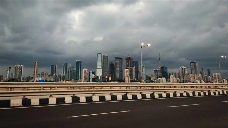 Mumbai Rains on May 20 Pics and Videos: Cloudy Skies, Gusty Winds and Thunderstorms Sweep Across City As Residents Brace for Heavy Rainfall
