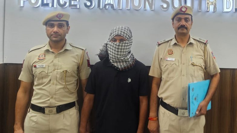 Cyber Fraud in Delhi: Man Buys iPhone by Duping Money Transfer Agent With Fake QR Code, Later Sells It at Cashify Outlet; Arrested