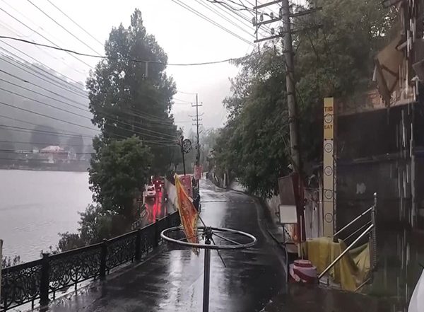 India News | Sudden Rain Causes Temperature Drop in Nainital, Tourists Forced to Stay Indoors