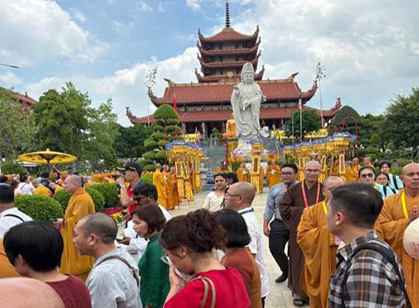 India News | Over 1 Lakh Devotees Pay Homage to Sacred Relics of Lord Buddha at Thanh Tam Pagoda in Vietnam