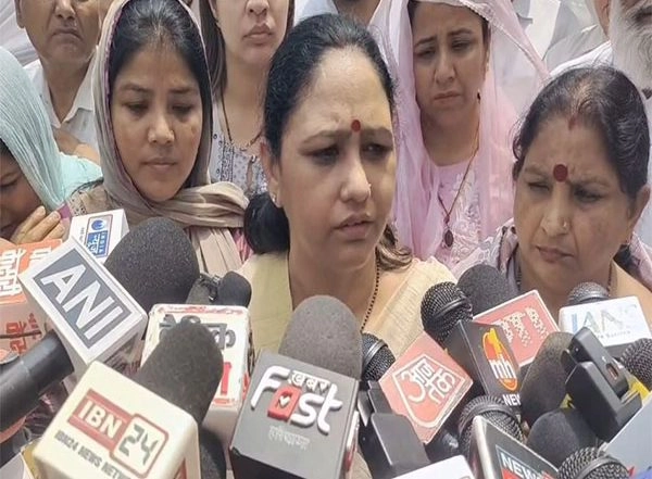 India News | Haryana CM's Wife Suman Saini Pays Tribute to Navy Officer Vinay Narwal at His Shraddhanjali Sabha in Karnal