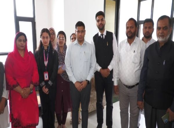India News | Poonch District Commissioner Meets Toppers of J-K Class 10th and 12th Examinations