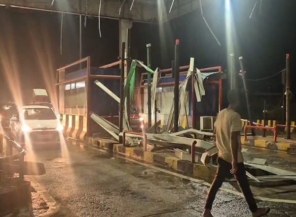 India News | Telangana: Toll Plaza Roof Collapses After Strong Winds, Rain