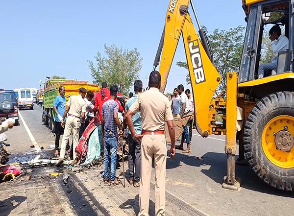 India News | Karnataka: Five Killed in Car-truck Collision Near Hubbali