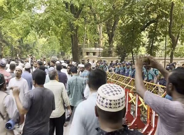 World News | Protest Held Outside Bangladesh Chief Adviser's Residence, Demanding Ban on Awami League