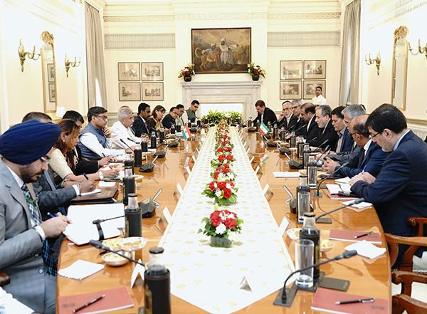 World News | EAM Jaishankar, Iranian Counterpart Araghchi Review Bilateral Ties