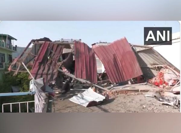 India News | Pakistan Army Targets Civilian Areas in Poonch; Houses, Water Tanks Suffer Heavy Damage