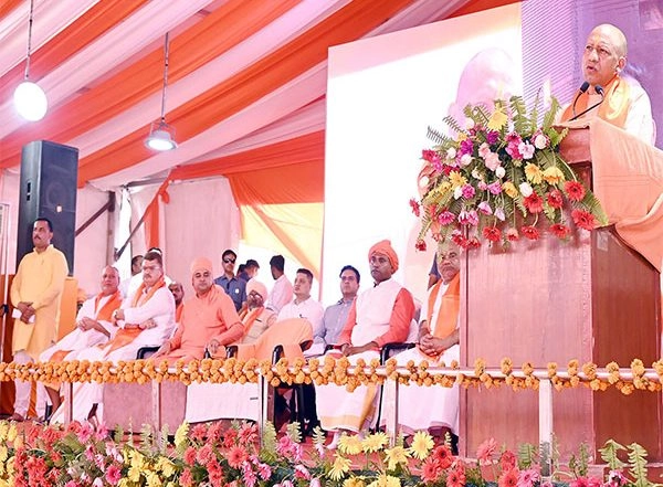 India News | UP: CM Yogi Offers Prayers at Hanumangarhi, Shri Ram Janmabhoomi Temple in Ayodhya