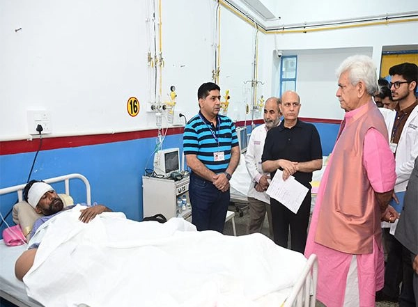 India News | J-K LG Manoj Sinha Visits Hospital to Meet Injured Victims of Pakistan Shelling