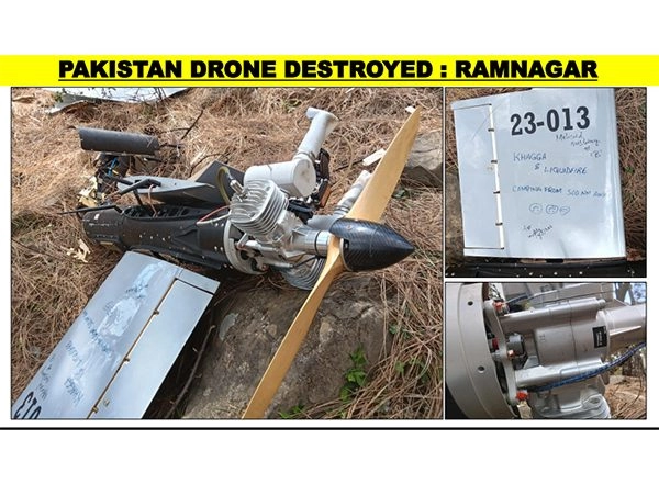 World News | Top Brass of Pak Army, Police Offer Prayers at LeT Terrorists' 'funeral' Slain in Op Sindoor