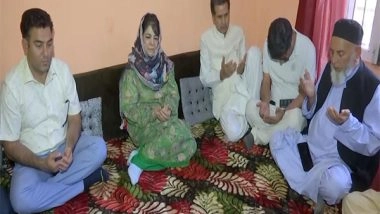 India News | Mehbooba Mufti Meets Families of Civilians Killed in Pakistan Shelling in Poonch