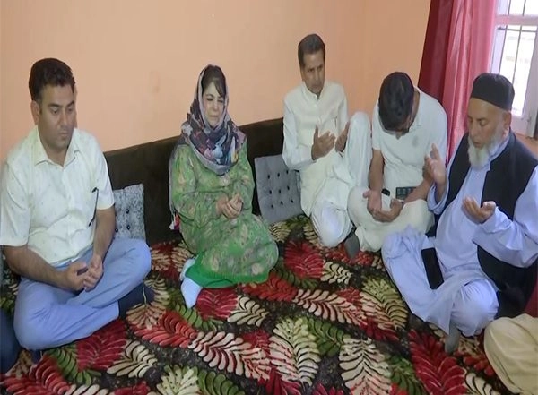 India News | Mehbooba Mufti Meets Families of Civilians Killed in Pakistan Shelling in Poonch