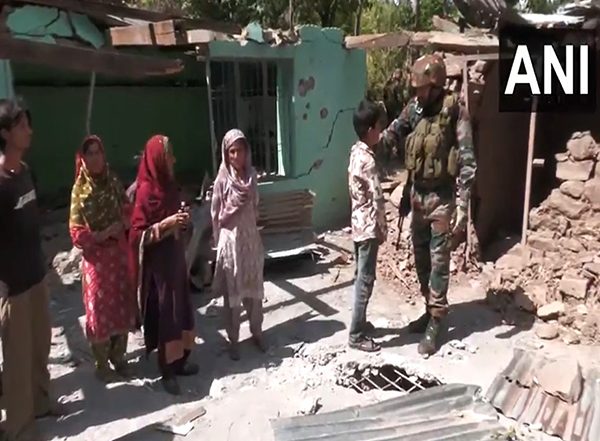 India News | JK: Army Goes Door-to-door in Poonch, Provides Locals with Aid Amid Damages Due to Shelling