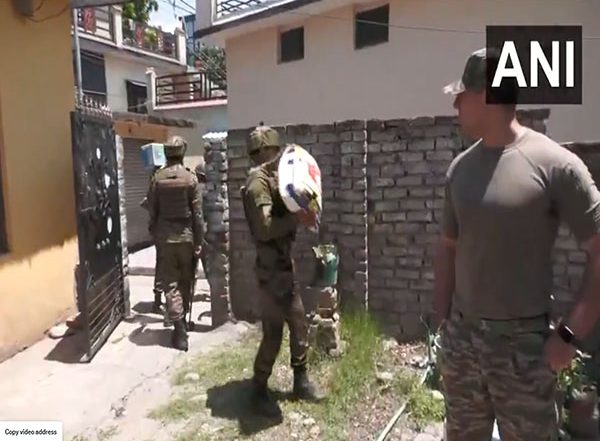 India News | J-K: Indian Army Provides Aid to LoC Residents in Poonch Affected by Pakistan Shelling