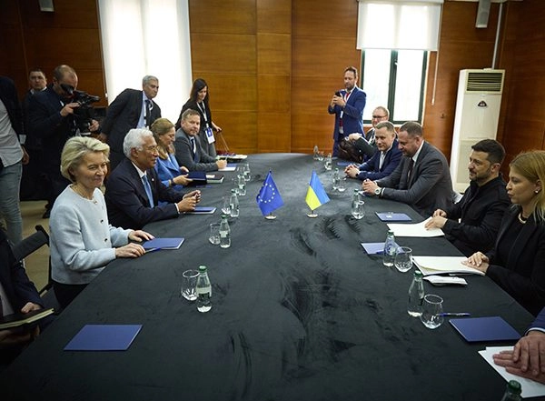 World News | Zelenskyy Urges Pressure on Russia, Expanded Military Aid for Ukraine in Meetings with European Leaders