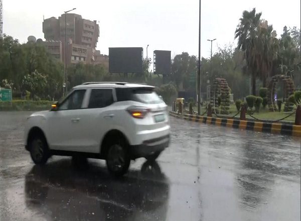 India News | Rain Lashes Parts of Delhi, Damages Shed at Ashok Nagar Rapid Metro Station; Trees Uprooted in Noida