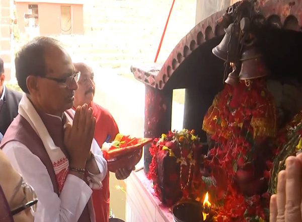 India News | Shivraj Singh Chouhan Offers Prayers at Maa Kamakhya Temple in Guwahati
