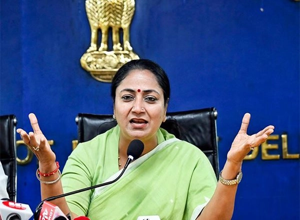 India News | Delhi Government's Jaldoot Scheme: To Deploy Water Ambassadors at Bus Stops, to Install Water Coolers