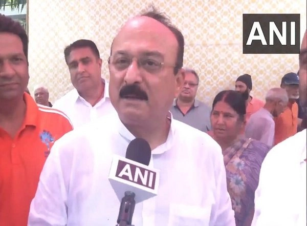 India News | Delhi Minister Ashish Sood Distributes Rs 10 Lakh Ayushman Bharat Cards to Senior Citizens