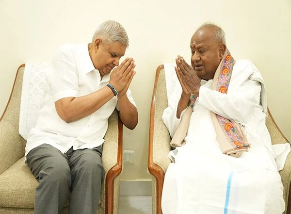 India News | VP Dhankhar Meets Former PM Deve Gowda, Conveys Birthday Greetings