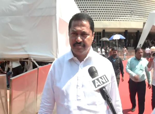 India News | Nana Patole Writes to President Droupadi Murmu Demanding Action Against Officers for Protocol Violation in Welcoming CJI