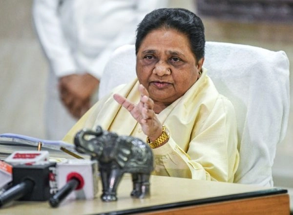 India News | Mayawati Slams UP Govt over School Drop in Enrolment, Calls Closure of Madrasas 'unfair'