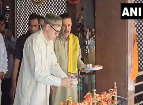 India News | J-K CM Visits Kheer Bhawani Temple in Ganderbal, Offers Prayers
