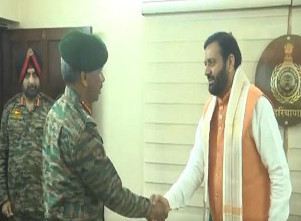 India News | Western Command Army Commander Meets Haryana CM Saini, Expresses Gratitude for State Govt's Support