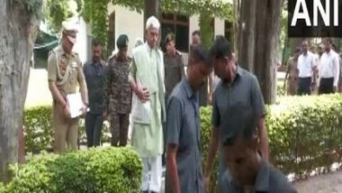 India News | JK: LG Manoj Sinha Visits Poonch, Meets Indian Army and BSF Personnel