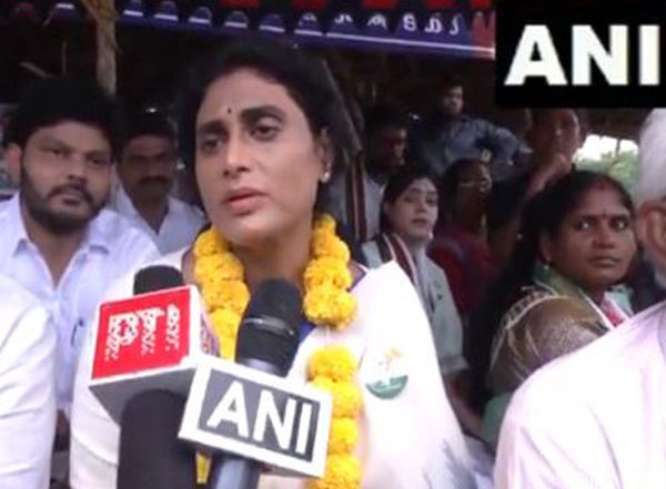 India News | APCC President YS Sharmila Launches Hunger Strike in Visakhapatnam over Mass Termination of Steel Plant Workers