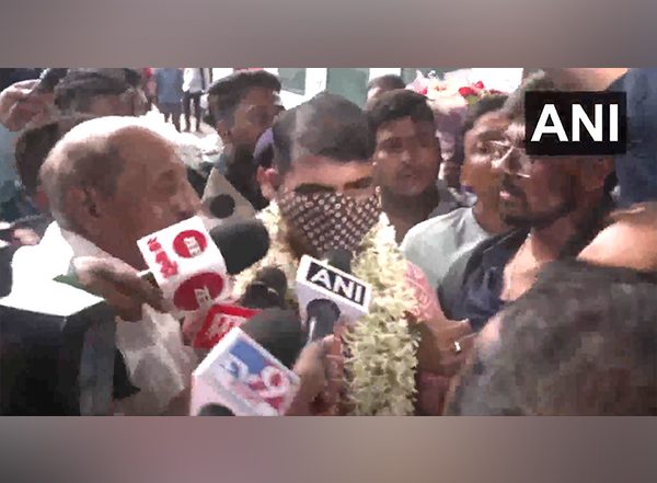 India News | BSF Jawan Purnam Kumar Shaw, Who Was in Custody of Pakistan Rangers Arrives in Kolkata