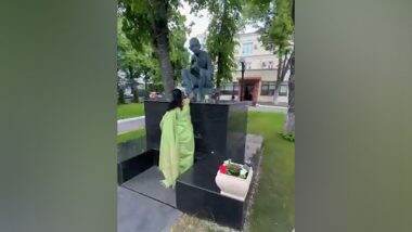World News | DMK MP Kanimozhi Led All Party Delegation Pays Floral Tribute to Mahatma Gandhi in Russia