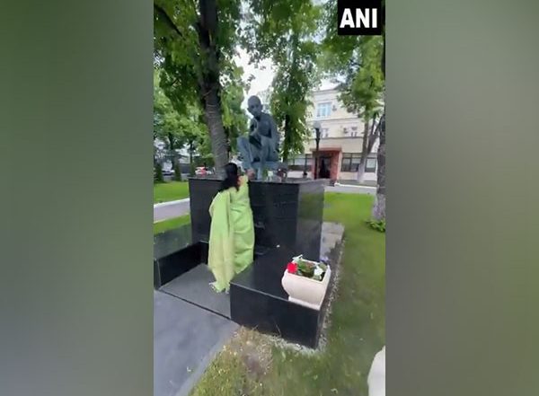 World News | DMK MP Kanimozhi Led All Party Delegation Pays Floral Tribute to Mahatma Gandhi in Russia