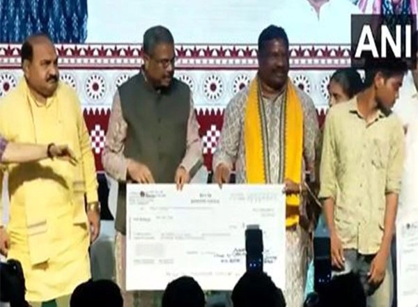 India News | Odisha: Dharmendra Pradhan Disburses Financial Aid to Kendu Leaf Workers in Sambhalpur
