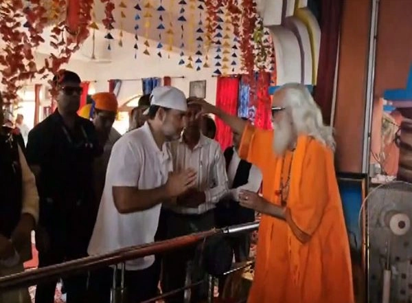 India News | J-K: Rahul Gandhi Offers Prayers at Geeta Bhawan Temple in Poonch