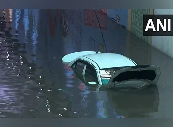 India News | Roads Flooded, Trees Uprooted as Heavy Rain Lashes Delhi