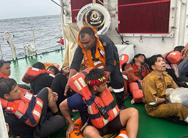India News | All 24 Crew Rescued from Capsized Liberian Container Ship Near Kochi Coast