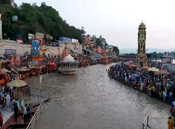 India News | UP: Devotees Take Holy Dip in Ganga on Somvati Amavasya in Haridwar