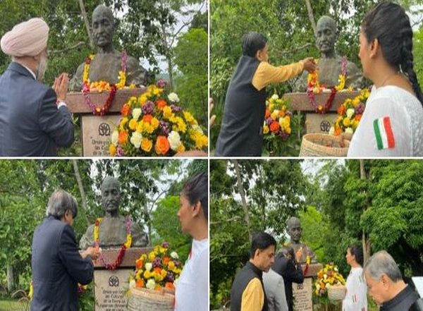 World News | All Party-delegation Led by Shashi Tharoor Pays Floral Tributes to Mahatma Gandhi Bust at University of Panama