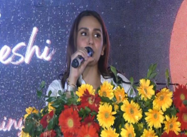Entertainment News | Huma Qureshi Meets BSF Women Wing, Jawans at India-Pakistan Border in J-K's RS Pura