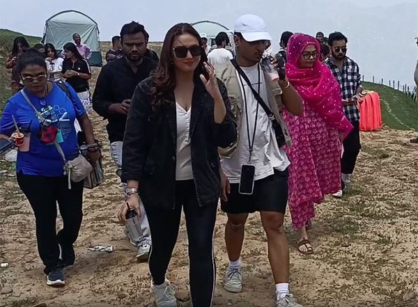 Entertainment News | Huma Qureshi Visits Nathatop, Patnitop, Clicks Selfies with Tourists