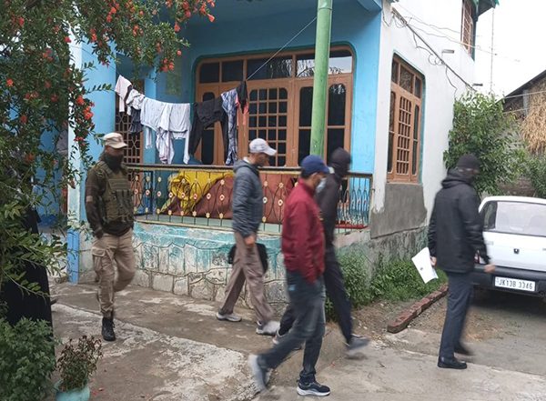 India News | Counter Intelligence Wing of J-K Police Conduct Raids Across Kashmir Valley in Terror Link Case