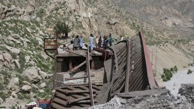 World News | Pakistan: Khanewal Station Bridge Collapse Kills Railways Employee, Injures Passenger