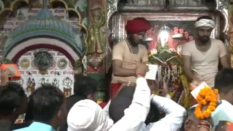 'Bada Mangal': Devotees Offer Prayers at Hanumangarhi Temple in Ayodhya, Delhi's Hanuman Mandir on First Tuesday of 'Jyeshtha' Month in Hindu Calendar (Watch Videos)