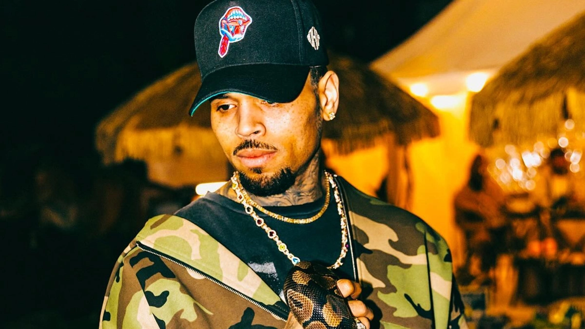 American R&B singer, dancer, and performer with multiple chart-topping hits.