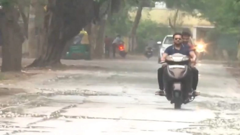 Madhya Pradesh Rains: Heavy Rainfall Lashes Several Parts of Gwalior and Bhopal, Sudden Downpour Turns Weather Pleasant (Watch Videos)