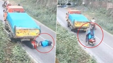 Kozhikode: Narrow Escape for Woman As Brick-Laden Truck Rolls Backward on Incline, Knocks Down Scooter in Kerala; Video Surfaces